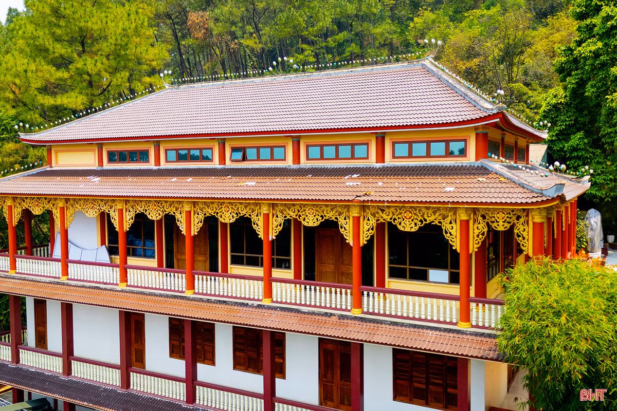 Giữa ngàn xanh, trong tiếng chuông chùa ngân vang, sắc hoa bốn mùa khoe nở.