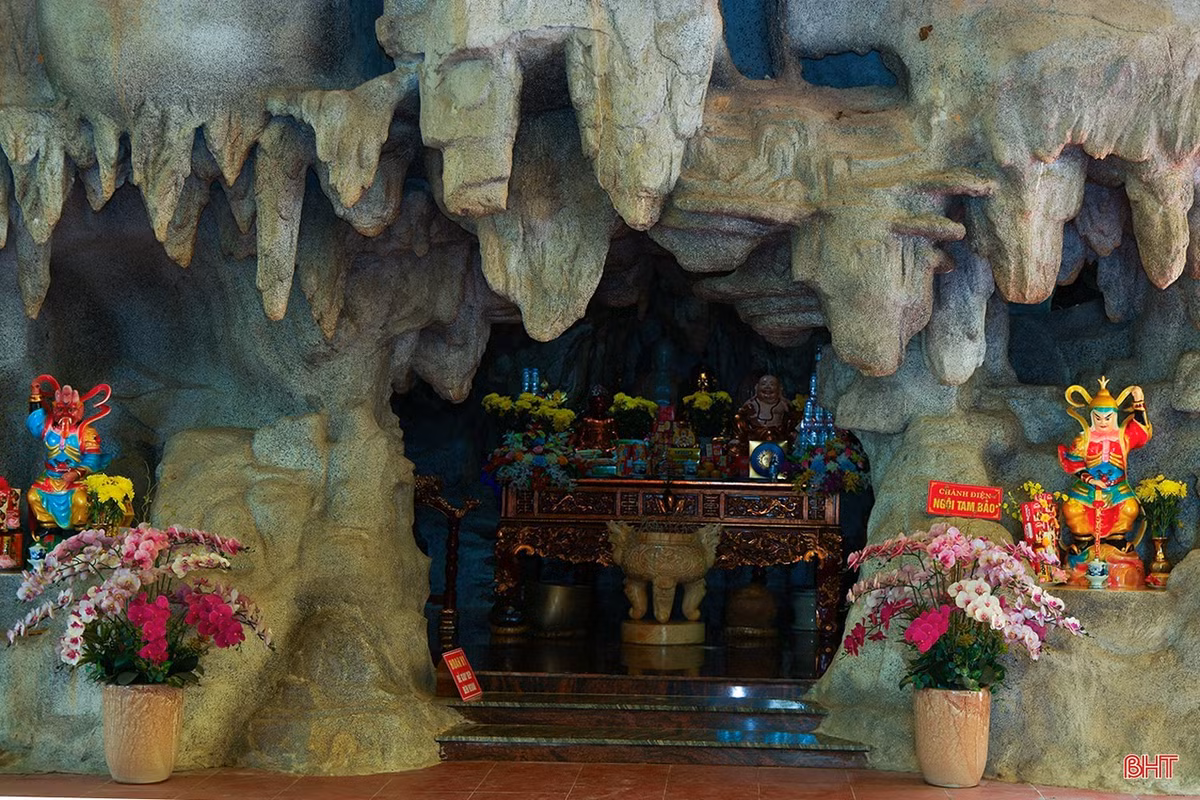 Điểm độc đáo nhất của ngôi chùa chính là cung Tam Bảo nằm sâu trong hang đá tự nhiên – nơi còn lưu giữ dấu tích của ngôi chùa xưa. Hang tựa vào mé sườn Tây của đỉnh Mồng Gà, một trong những ngọn núi cao của dãy núi Hồng.