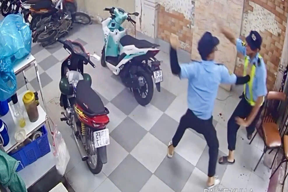 Hiện trường vụ án mạng tại quán hải sản. Ảnh cắt từ camera.