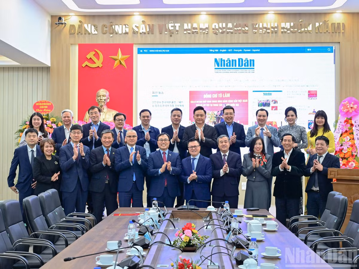 Các đại biểu chụp ảnh lưu niệm tại Lễ khai trương trang Nhân Dân điện tử tiếng Hàn Quốc. (Ảnh: BẢO LONG)