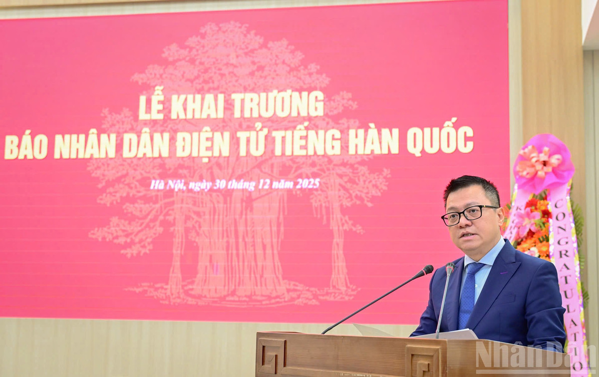Đồng chí Lê Quốc Minh, Ủy viên Trung ương Đảng, Tổng Biên tập Báo Nhân Dân, Phó Trưởng Ban Tuyên giáo và Dân vận Trung ương, Chủ tịch Hội Nhà báo Việt Nam phát biểu về những điểm nhấn của trang Nhân Dân điện tử tiếng Hàn Quốc. (Ảnh: BẢO LONG)