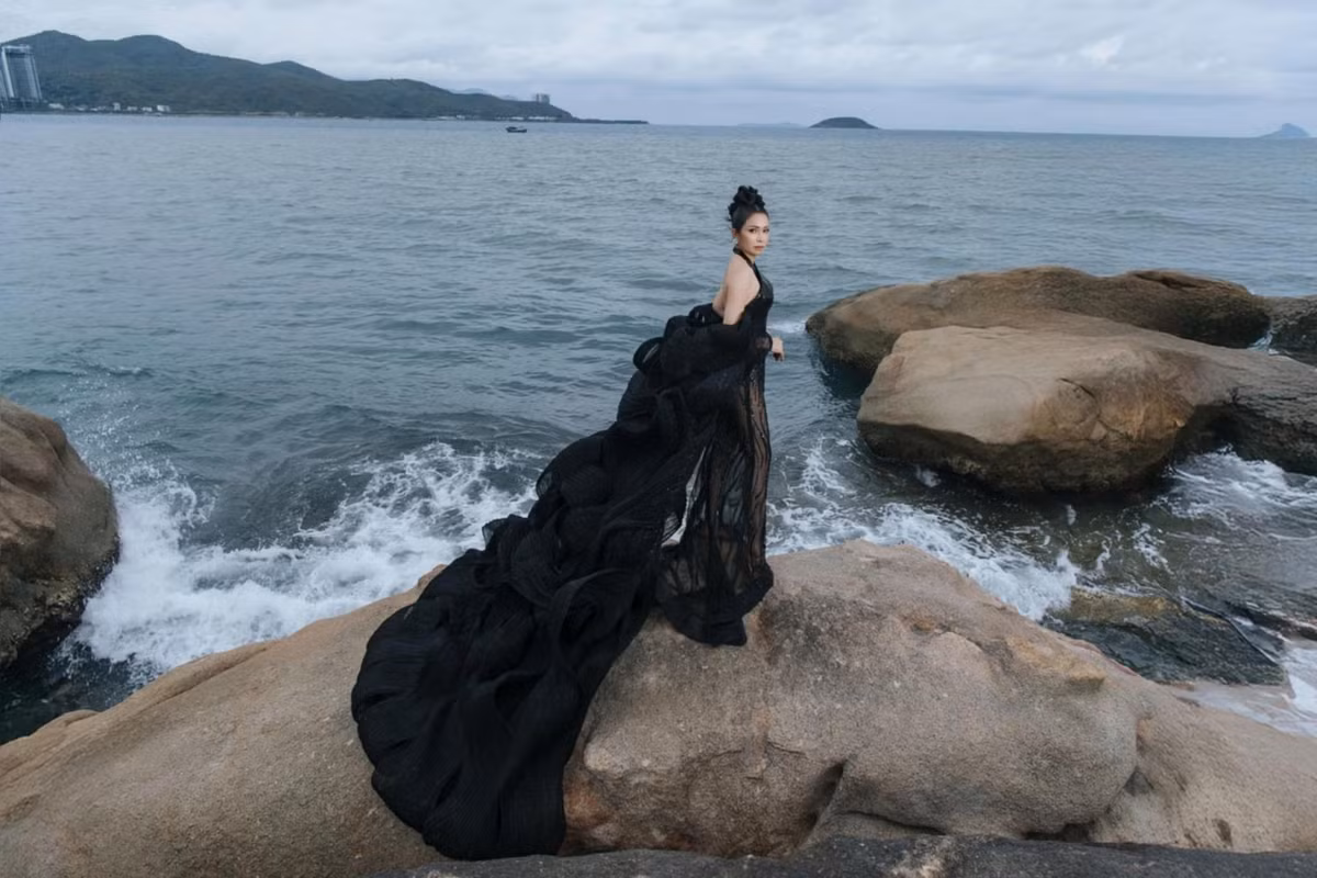 Nàng hậu diện trang phục đen huyền bí được chế tác tinh xảo khoe thần thái cuốn hút. Chiếc đầm dạ hội ôm sát với đường cắt cúp tôn dáng, phần thân được đính kết sequin lấp lánh và chất liệu xuyên thấu nghệ thuật tạo nên hiệu ứng thị giác đầy mê hoặc.