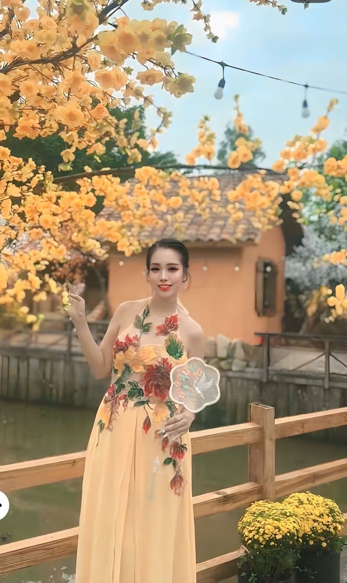 Diện trang phục của nhà thiết kế Tiến Trần, Hoa hậu Thanh Hằng xuất hiện dịu dàng với váy voan mềm mại, gam màu pastel nhẹ nhàng như vàng nhạt, hồng phấn, xanh ngọc. Những họa tiết hoa thêu thủ công tinh xảo trở thành điểm nhấn, tôn lên nét nữ tính và thanh thoát của nàng hậu.