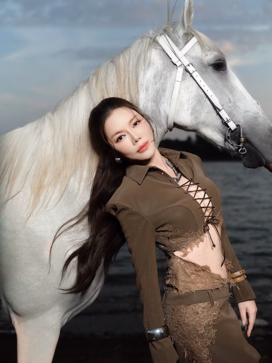 Trong từng khung hình, nữ diễn viên không cần tạo dáng cầu kỳ mà vẫn thể hiện rõ khí chất riêng, ánh mắt sắc sảo, thần thái tự tin và phong thái chậm rãi của một người phụ nữ hiểu rõ giá trị bản thân.