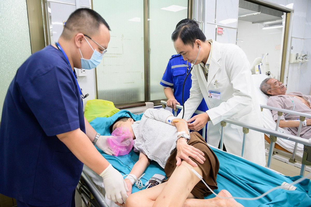 Theo bác sĩ Nguyễn Quang Dũng, Trưởng khoa Cấp cứu, đặc thù của cấp cứu là tính bất định. Có thời điểm bệnh nhân vào dồn dập, vượt quá dự tính của kíp trực. Mỗi ca nguy kịch đều đòi hỏi sự phối hợp nhịp nhàng và chính xác. Khoa tổ chức trực 24/24 theo mô hình 3 ca, 4 kíp. Mỗi kíp khoảng 20 người, gồm bác sĩ, điều dưỡng, nhân viên vận chuyển và bảo vệ. Dịp Tết, lực lượng ứng trực và dự phòng luôn sẵn sàng.