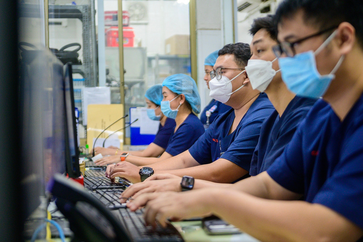 Tại khu làm việc phía trong, các bác sĩ, điều dưỡng liên tục cập nhật hồ sơ bệnh án trên hệ thống. Ngoài lương và phụ cấp trực theo quy định, bệnh viện có thù lao riêng cho các ca trực lễ, Tết thì những bộ phận đặc thù như hồi sức cấp cứu còn có chế độ bổ sung. Tuy nhiên, theo bác sĩ Dũng, thù lao không phải yếu tố duy nhất để giữ chân nhân viên. Cấp cứu được ví như “đầu sóng ngọn gió”, áp lực cao và khó giữ người, vì vậy môi trường làm việc cùng cơ hội học tập, phát triển chuyên môn mới là điều then chốt.