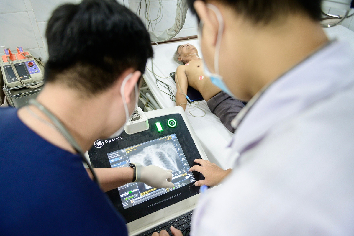 Bác sĩ tại khoa Cấp cứu xem trực tiếp hình ảnh chẩn đoán trên hệ thống sau khi bệnh nhân được chụp. Một trong những áp lực lớn là tình huống quá tải cục bộ khi chuyển người bệnh lên các chuyên khoa. Bệnh viện đã triển khai phần mềm điều tiết giường bệnh, giúp khoa cấp cứu theo dõi số giường trống ở từng khoa để điều phối kịp thời, hạn chế ùn ứ. Đồng thời, bệnh án điện tử thay thế hồ sơ giấy cho phép tra cứu nhanh và xem ngay kết quả cận lâm sàng, hỗ trợ nâng cao hiệu quả điều trị.