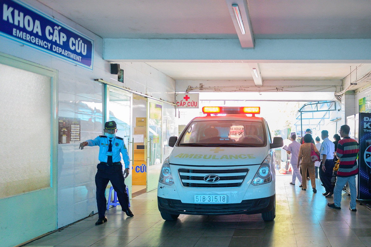 Trước cửa khoa Cấp cứu, xe cứu thương ra vào liên tục. Nhân viên bảo vệ đứng bên hông xe điều phối lối ra vào, nhường khoảng trống cho ê-kíp đưa bệnh nhân xuống. Trong khi đó, khu vực tiếp nhận ngay phía trong cửa kính đã sẵn sàng cho một ca cấp cứu mới.