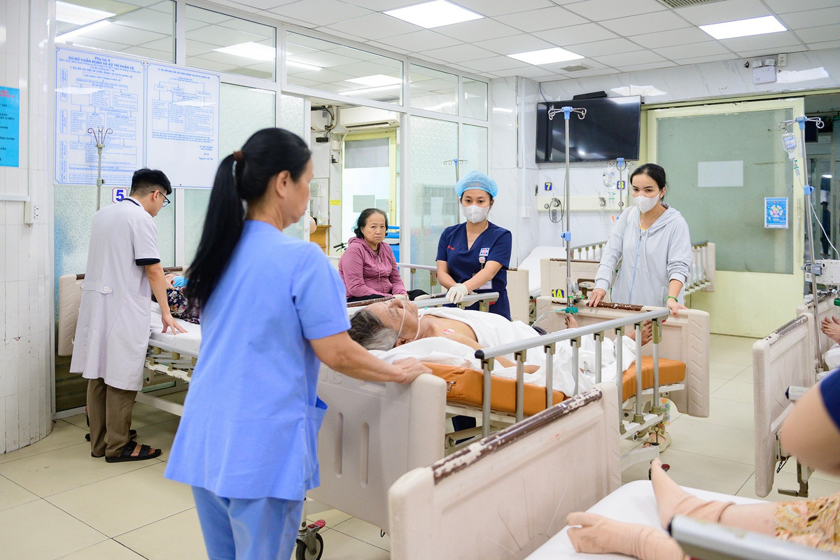 Sau khi bác sĩ xử trí ban đầu, bệnh nhân nhanh chóng được chuyển ra khỏi khu cấp cứu để tiếp tục điều trị tại khoa chuyên môn. Hồ sơ bệnh án được bàn giao trực tiếp cho ê-kíp tiếp nhận ở khoa sau. Quy trình chuyển khoa diễn ra ngay trong khu vực điều trị, bảo đảm liên tục theo dõi người bệnh.