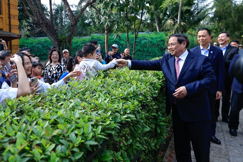 Thủ tướng và bà con, du khách tham quan - Ảnh: VGP/Nhật Bắc