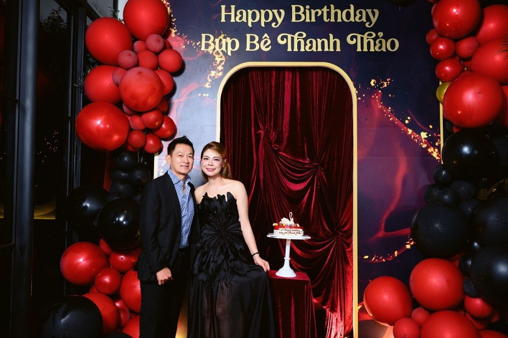 Điều đặc biệt nhất khiến nhiều người xúc động chính là việc chồng doanh nhân Việt kiều của Thanh Thảo đã âm thầm từ Mỹ bay về Việt Nam để tổ chức sinh nhật cho vợ.