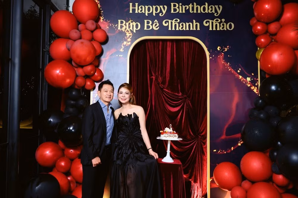 Điều đặc biệt nhất khiến nhiều người xúc động chính là việc chồng doanh nhân Việt kiều của Thanh Thảo đã âm thầm từ Mỹ bay về Việt Nam để tổ chức sinh nhật cho vợ.