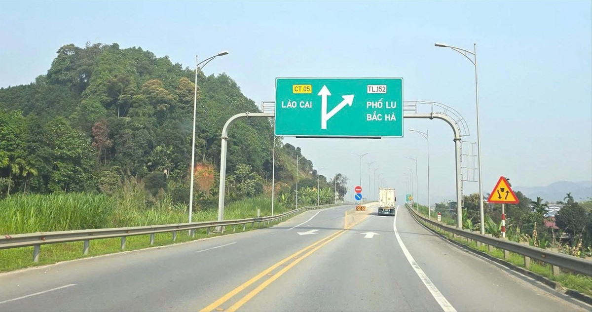 Việc thay đổi các biển chỉ dẫn vào các thành phố, thị xã, trung tâm huyện đang gặp nhiều khó khăn về thực tế lẫn căn cứ pháp lý. Ảnh: Đức Anh