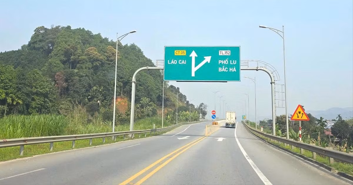 Việc thay đổi các biển chỉ dẫn vào các thành phố, thị xã, trung tâm huyện đang gặp nhiều khó khăn về thực tế lẫn căn cứ pháp lý. Ảnh: Đức Anh