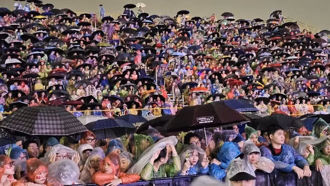 Trước đó, Ban Tổ chức phát đi thông báo chương trình vẫn diễn ra dù thời tiết không thuận lợi. Đêm nhạc không chỉ là một sự kiện nghệ thuật chào mừng 80 năm Cách mạng Tháng Tám và Quốc khánh 2/9 mà còn là lời nhắn gửi về tình yêu quê hương, dân tộc. (Ảnh: CTV/Vietnam+)