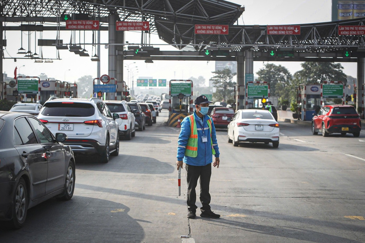 Lực lượng chức năng được bố trí phân luồng giao thông tại khu vực trạm thu phí.