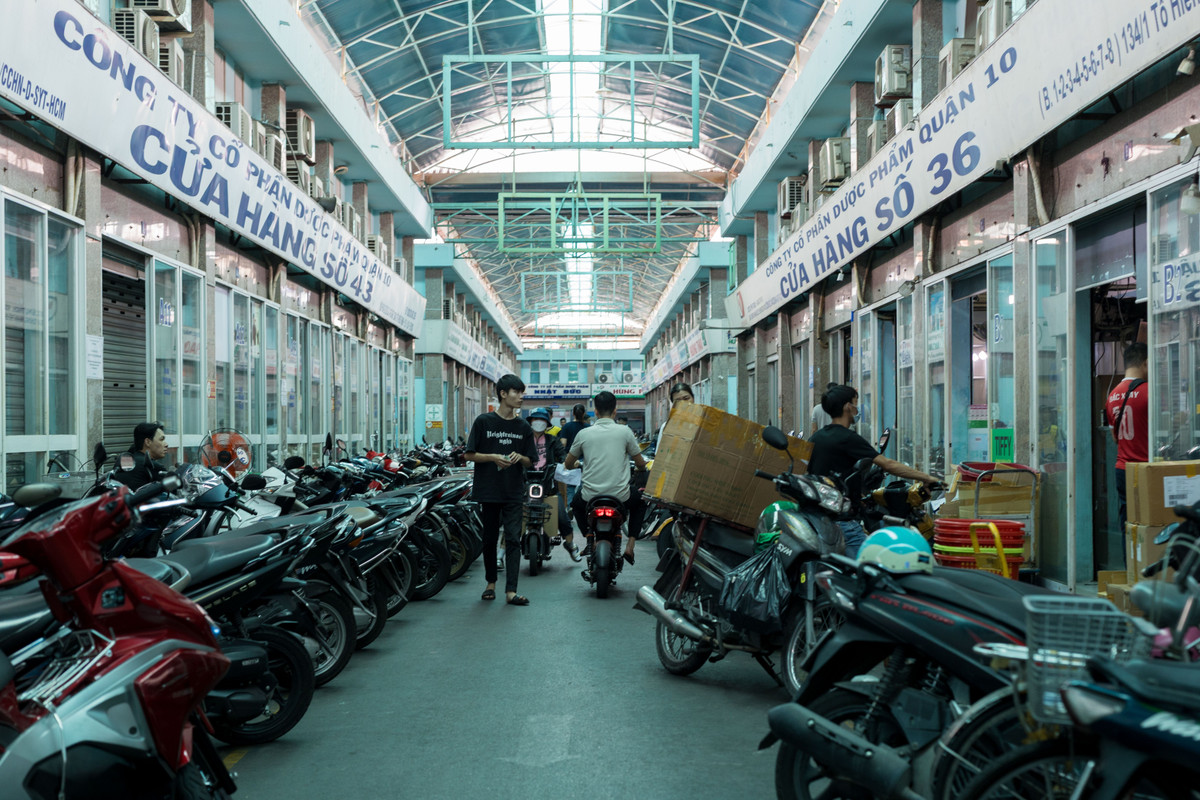 Nhiều thùng carton đựng thuốc được di chuyển ra ngoài, khung cảnh nhộp nhịp mua bán trước đây thay bằng cảnh nhộn nhịp đóng hàng chở đi.