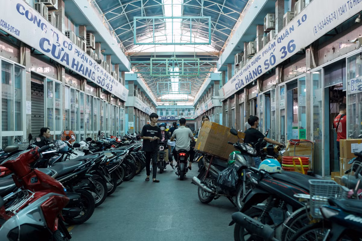 Nhiều thùng carton đựng thuốc được di chuyển ra ngoài, khung cảnh nhộp nhịp mua bán trước đây thay bằng cảnh nhộn nhịp đóng hàng chở đi.