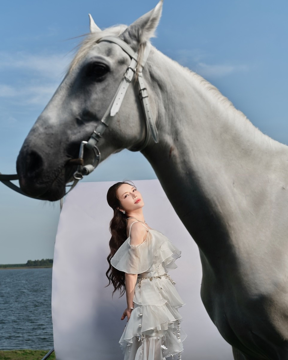 Sau nhiều năm hoạt động song song ở lĩnh vực nghệ thuật và kinh doanh, cô cho biết mình đang bước vào giai đoạn chọn lọc hơn trong các dự án.