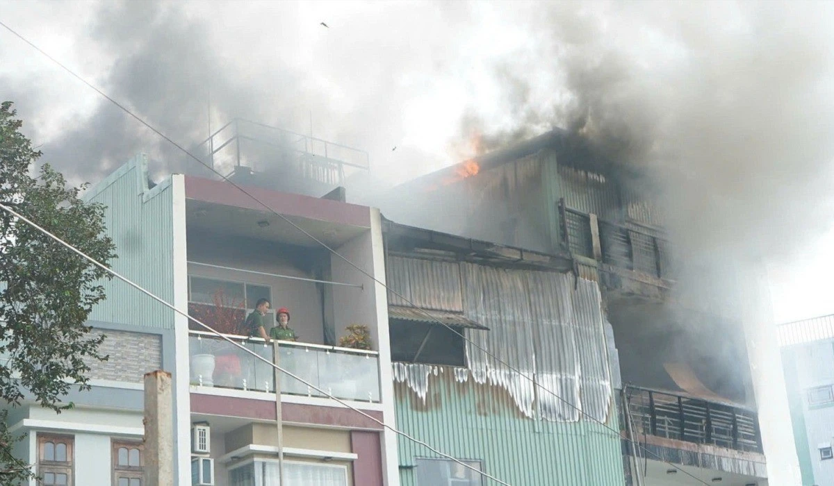 Cháy nhà 4 tầng trong hẻm ở Đà Nẵng, lửa bùng lên cùng tiếng nổ lớn