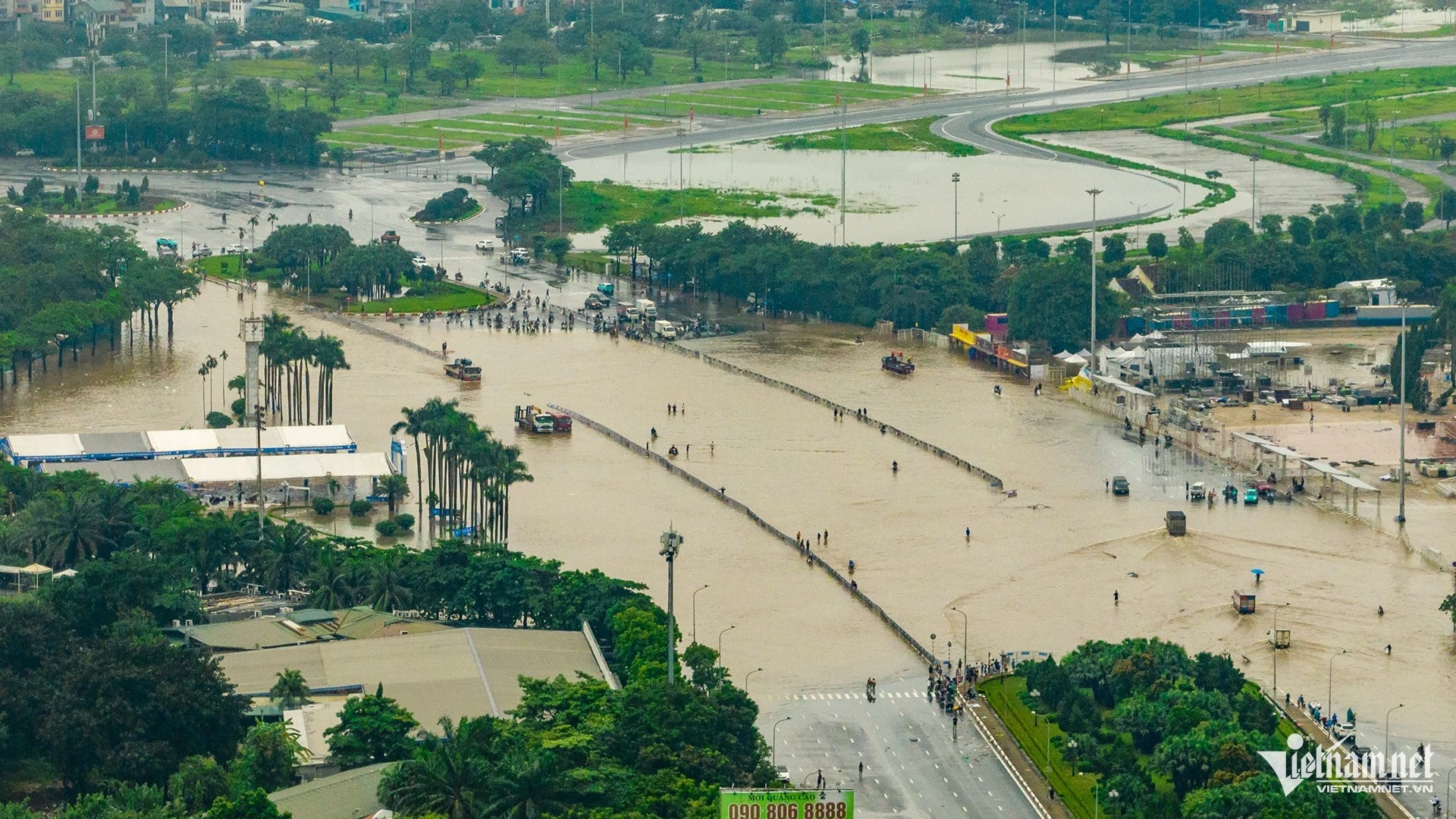 Mênh mông sóng nước trên Quảng trường Mỹ Đình