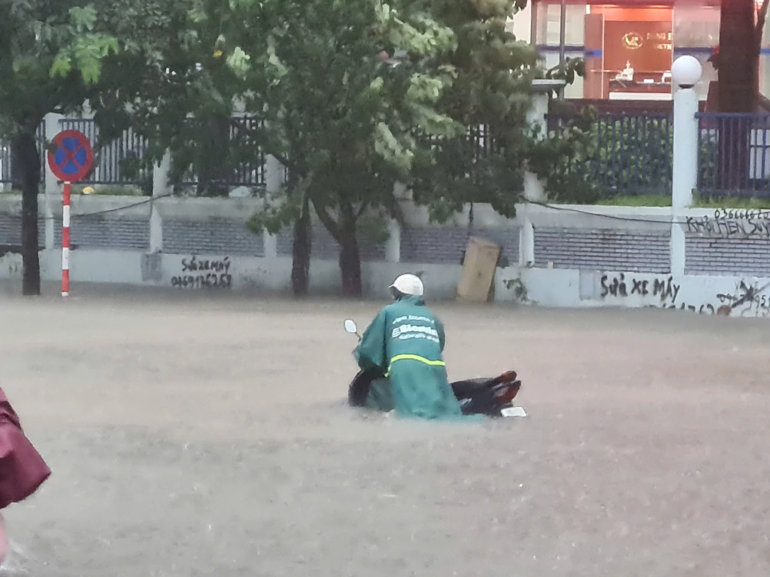 Mưa lớn dồn dập sáng 7/10, đường phố Hà Nội tiếp tục ngập sâu