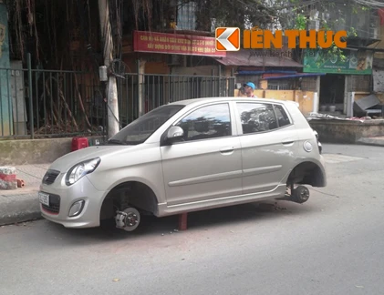 Kia Morning bị trộm vặt cả 4 bánh ở Hà Nội