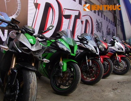 Dàn mô tô khủng dàn hàng khoe dáng ở TP.HCM