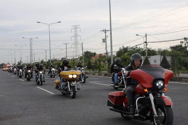 60 moto Harley Davidson hầm hố diễu phố Sài Gòn