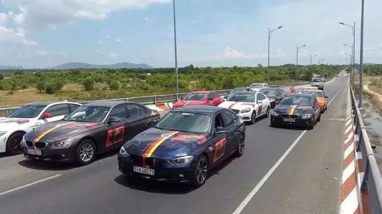 Dàn xe BMW, Audi, Mercedec tuần hành hướng về Biển Đông ở TPHCM