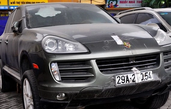 Mercedes, Lexus tiền tỷ bị "đại gia" bỏ rơi trong bãi xe vi phạm 