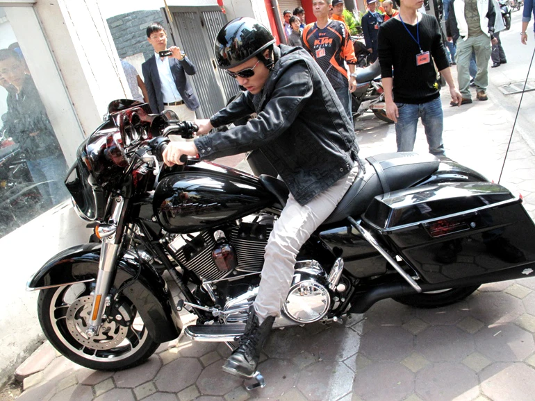 Dàn mô tô khủng “show hàng” trên phố Hà Nội