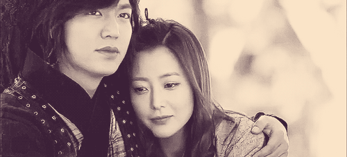 Trong phim Faith (Thần y) Lee Min Ho vào vai tướng quân Choi Young, một cận vệ trung thành của nhà vua còn Kim Hee Sun vào vai nữ bác sĩ Eun Soo. Dù kém đàn chị Kim Hee Sun 10 tuổi, nhưng Lee Min Ho và Kim Hee Sun vào vai một cặp yêu nhau rất ngọt ngào và xứng đôi.
