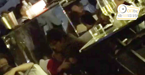 Lee Byung Hun hôn người phụ nữ khác trước mặt vợ Lee Byung Hun hon nguoi phu nu khac truoc mat vo