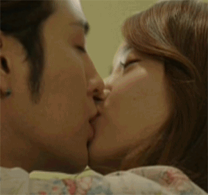 Nụ hôn dài và ngọt ngào của Jang Geunsuk và Yoona nhóm Girls' Generation Yoona trong phim "Love Rain" là một trong những nụ hôn của sao K-pop mà fan thấy rụng rời nhất.