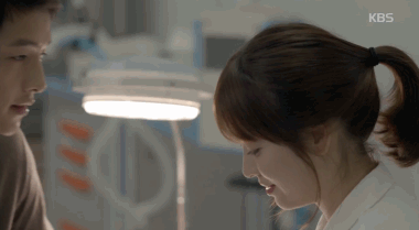 Chính vì đã là một cặp khi đóng Hậu duệ mặt trời nên cảnh tình tứ nào trong phim, cả hai cũng diễn rất ngọt.