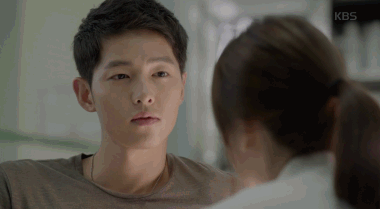 Song Joong Ki trở thành siêu sao xứ Hàn sau bộ phim Hậu duệ mặt trời còn Song Hye Kyo thì đã là một ngôi sao lớn của màn ảnh xứ Hàn và nổi tiếng từ những năm 2000.