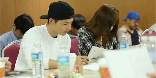 Với Song Hye Kyo, Song Joong Ki vẫn chỉ như cậu em khi anh nũng nịu dụi đầu vào vai người yêu bí mật khi hai người ngồi đọc kịch bản Hậu duệ mặt trời.