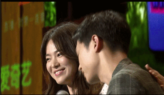 Vẫn kiểu gục đầu quen thuộc của Song Joong Ki và lần này Song Hye Kyo còn vỗ vai an ủi anh như với một cậu em trai.