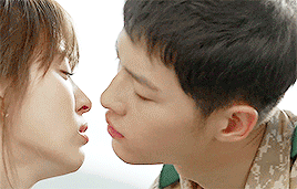 Cặp đôi Song Joong Ki và Song Hye Kyo diễn mà như không bởi thực tế họ đang phim giả tình thật.
