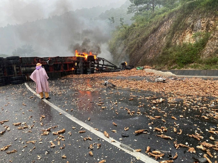 Va chạm khiến khoai mì vung vãi trên đường. Ảnh Duy Hải Nhận được tin báo, Đội CSGT đường bộ số 3- CA tỉnh Gia Lai đã cử 2 tổ công tác đến bảo vệ hiện trường, điều tiết giao thông; đồng thời, phối hợp với các đơn vị liên quan xác minh vụ việc. Đội Cảnh sát Chữa cháy và Cứu nạn cứu hộ khu vực An Khê (Phòng Cảnh sát Phòng cháy chữa cháy và Cứu nạn cứu hộ, Công an tỉnh Gia Lai) nhanh chóng cử cán bộ, chiến sĩ cùng phương tiện đến hiện trường tham gia dập lửa. Đến khoảng 15h55, ngọn lửa được dập tắt hoàn toàn Lực lượng chức năng đang tiến hành cứu hộ các phương tiện và thu dọn hiện trường để thông xe...