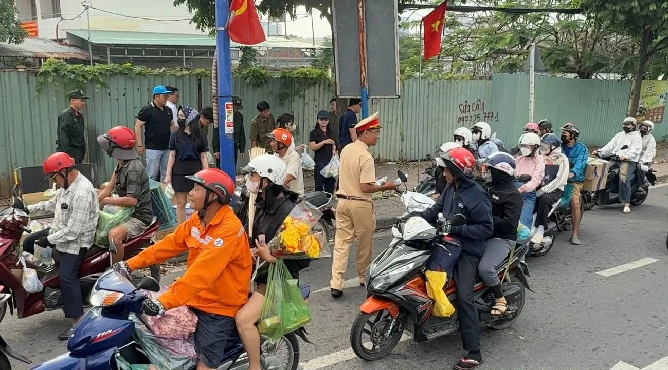 Công an TP HCM tặng quà nghĩa tình tiễn người dân về quê đón Tết