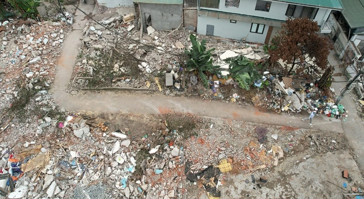 Tuyến đường mới ở Hoàng Mai xuất hiện nhiều nhà siêu mỏng, siêu méo 