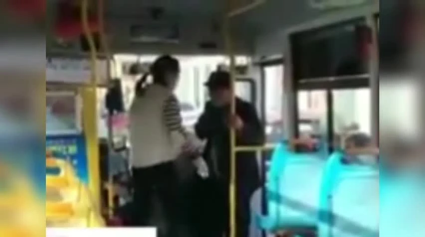 Video: Nhân viên xe buýt mắng chửi, không cho ông lão “bốc mùi” lên xe
