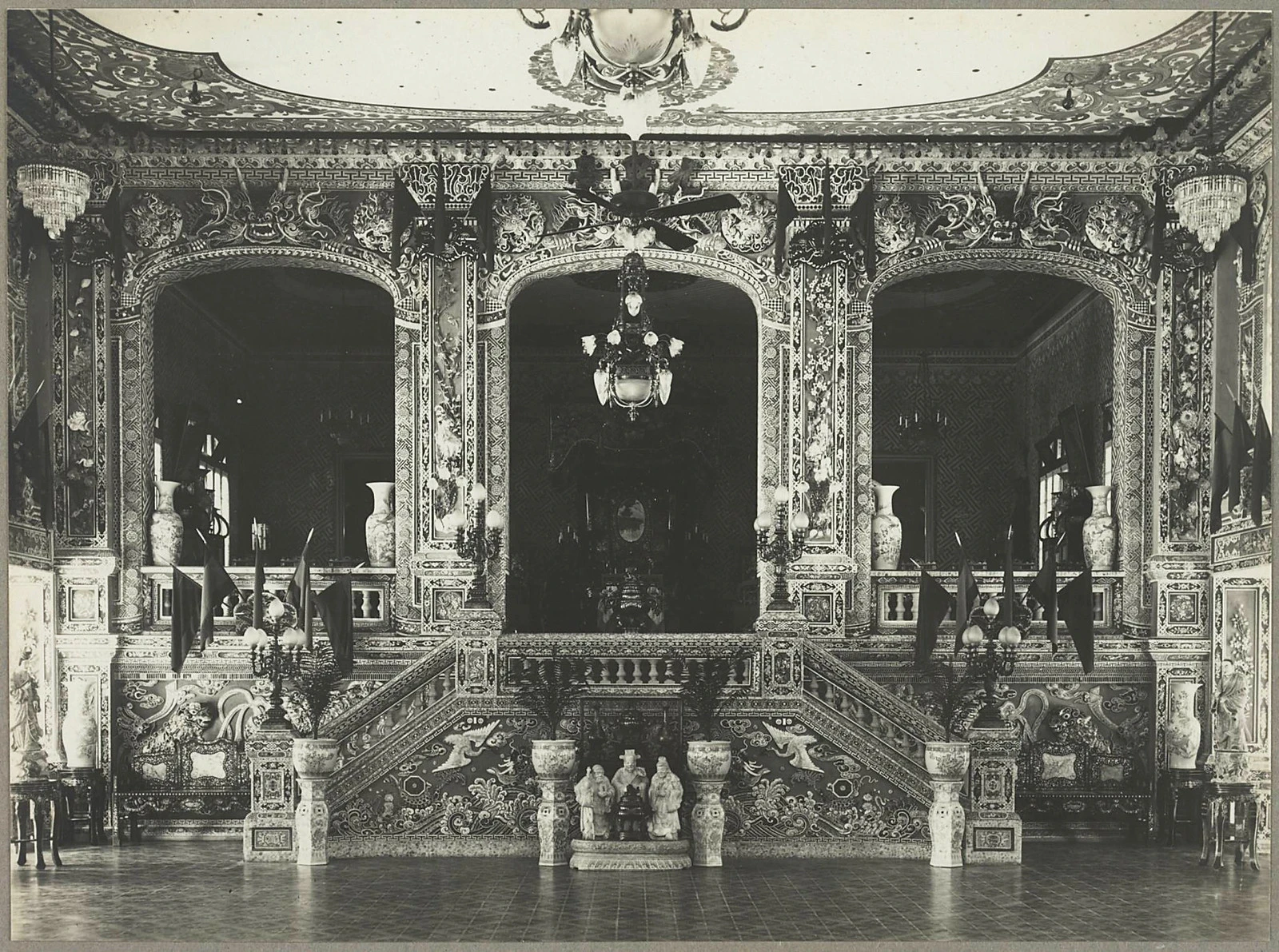 Ảnh cực hiếm về nhà hát của vua Khải Định một thế kỷ trước