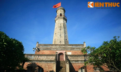 Chiêm ngưỡng cột cờ 200 tuổi độc đáo đất Thành Nam