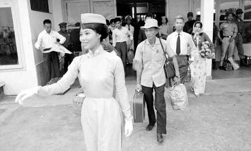 Ảnh độc: Người Sài Gòn xưa đi máy bay như thế nào?