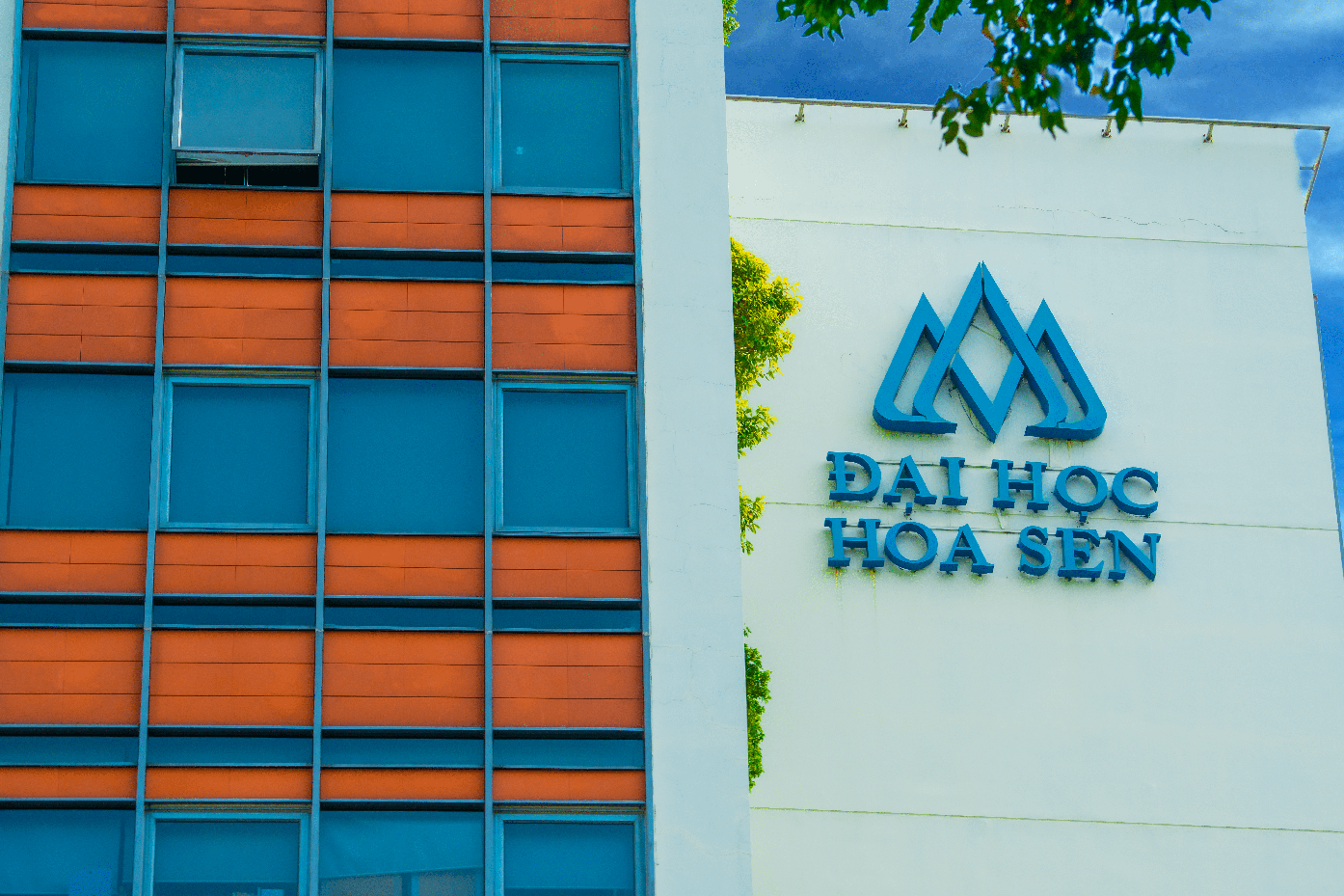 Nữ sinh viên đòi đuổi giảng viên ra khỏi lớp: 'Khi em nói, cô nên cúi mặt xuống' Nu sinh vien doi duoi giang vien ra khoi lop: 'Khi em noi, co nen cui mat xuong'