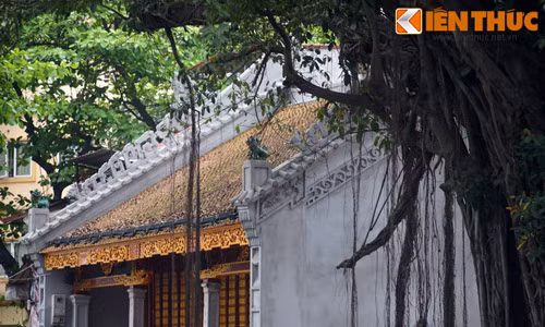 Khám phá ngôi đền cổ bị “cắt đôi” độc nhất vô nhị Hà Nội