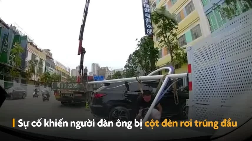 Phát hoảng cột đèn rơi trúng đầu người đi đường ở Trung Quốc